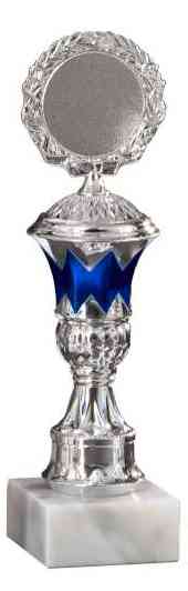 Ein silber-blauer Pokal Rheda-Wiedenbrück 6-er Pokalserie 197 mm – 265 mm PK754630-6-E50 mit exklusivem Design, bestehend aus einem dekorativen Sockel und einer großen runden Spitze, montiert auf einem weißen quadratischen Sockel.